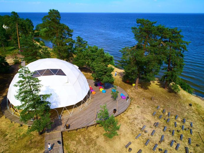 Сфера – локація для заходів у лісі на березі Київського моря фото