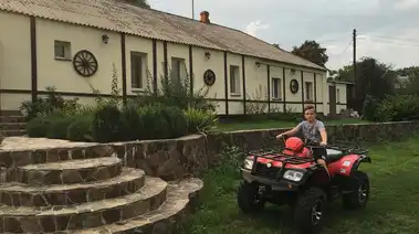 Коттедж на берегу озера в украинском этно стиле с бассейном и релакс зоной