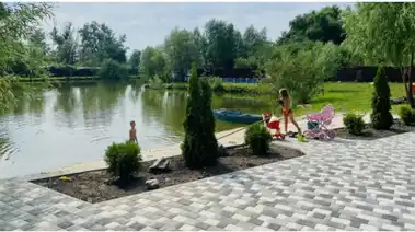 Коттедж на берегу озера в украинском этно стиле с бассейном и релакс зоной