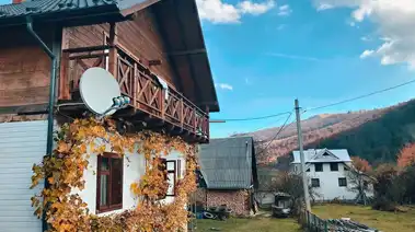 Коттедж на берегу озера в украинском этно стиле с бассейном и релакс зоной