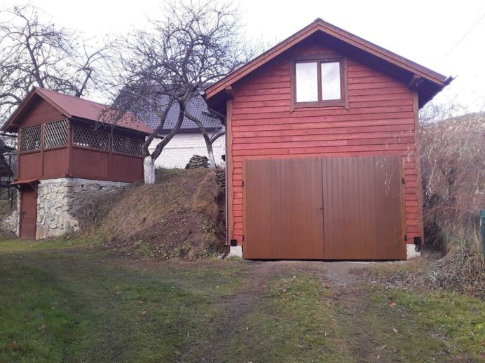 Будинок біля лісу на березі річки фото