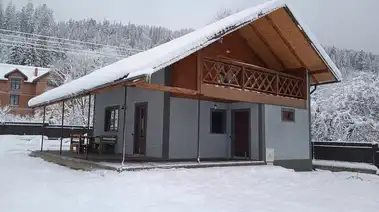 Коттедж на берегу озера в украинском этно стиле с бассейном и релакс зоной