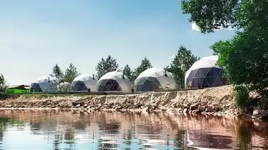 Уютный и просторный шатёр для мероприятий на берегу Киевского моря