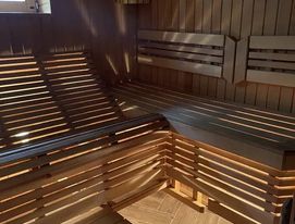 Заміський будинок з басейном, тенісним кортом, сауною та зеленою територією фото №3