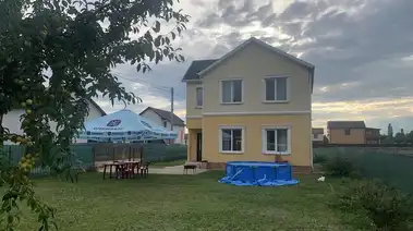 Комплекс котеджів під Києвом з басейном до 50 осіб на березі озера