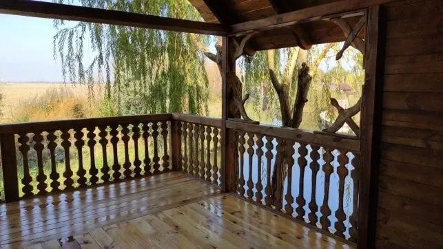 Сдаётся посуточно двухэтажный деревянный коттедж на воде фото