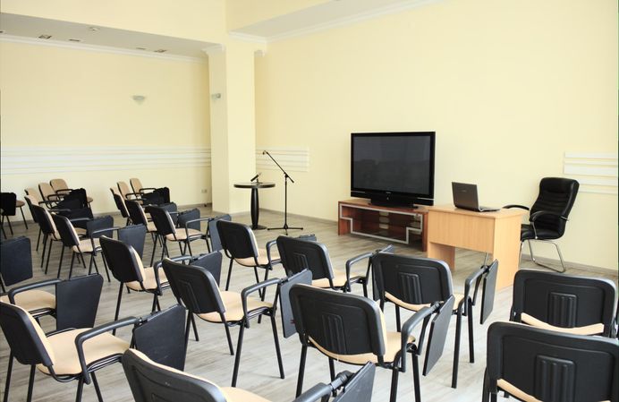 Малий зал для проведення семінарів, тренінгів, стратегічних сесій фото