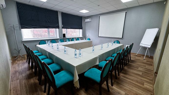 Зал із сучасним обладнанням для бізнес подій фото