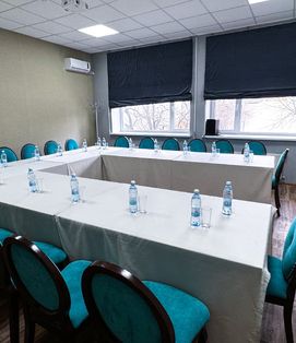 Зал із сучасним обладнанням для бізнес подій фото №2