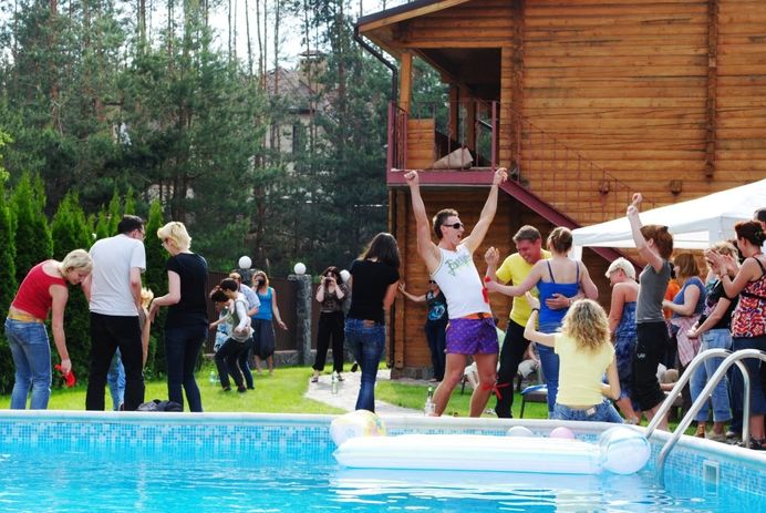 Локація для корпортива, дня народження з басейном та великою територією фото