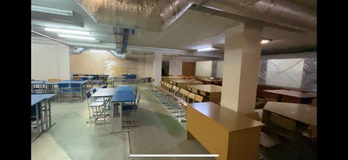 Зала в укритті на мінус першому поверсі в центрі Дніпра фото