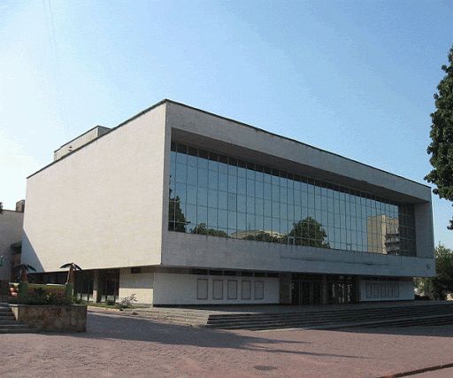 Хмельницкий областной украинский музыкально-драматический театр имени Михаила Старицкого фото